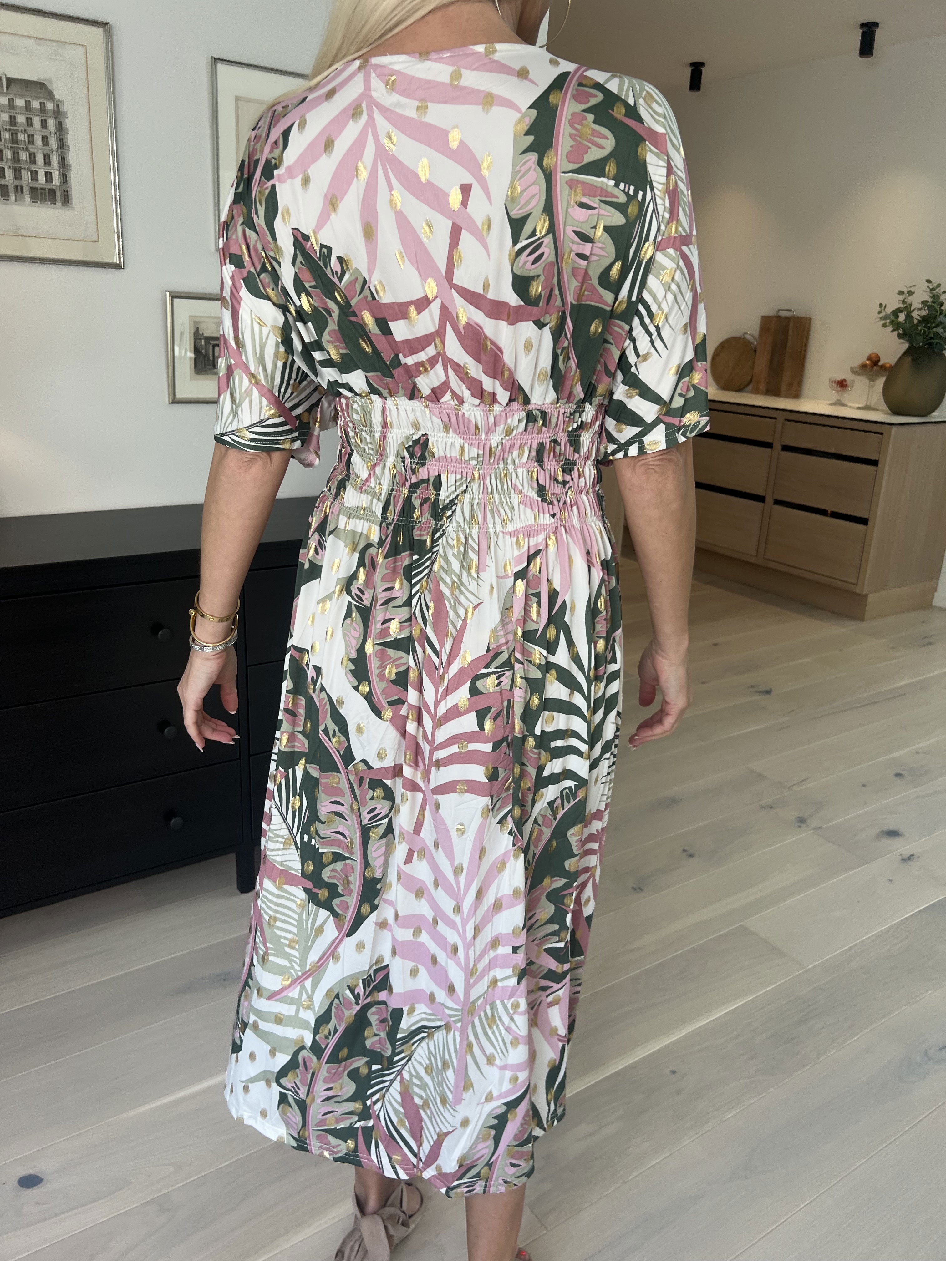 Pams Forest Midi - Klänning med resår i skrynkelfritt tyg